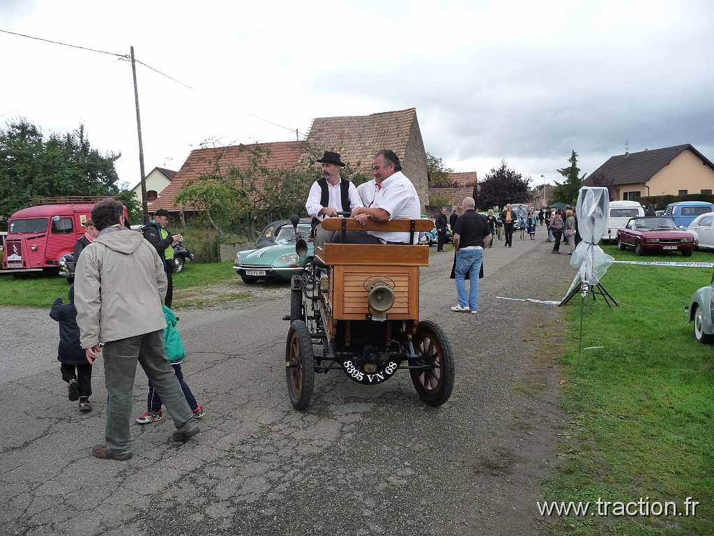 2013_Rustenhart (119).JPG - 06/10/2013 - 68740 RUSTENHART 33ème Randonnée Internationale des Vendanges - Promenade en MILLOT, au volant Martin BRETZ en présence de René PAPIRER (Président du CVAAM)